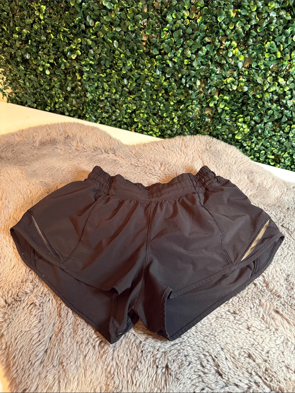 lululemon athletica Black Hotty Hot 2” Women's Athletic Shorts Size 4 - Picture 1 of 4
